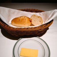 ウルフギャング・ステーキハウス 丸の内店 - パン2種
