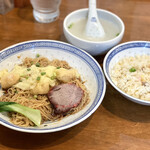 香港麺 新記 - Eセット エビ入りワンタンつゆなし麺とチャーハン