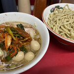 ラーメン二郎 - ラーメン（780円）＋つけ（100円）＋九条ねぎキムチ（100円）＋うずら（100円）、ニンニクコール