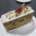 シェ・シーマ -  ロートンヌ(441円）ピスタチオとプラリネのバタークリームの中にイチジクのコンポートをサンド。
　　　生地はピスタチオとプラリネのダクワーズ