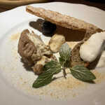 ガフーリオ - ドルチェ盛合せですよね、、
      リーフパイの下に、巨峰とミニバナナがかくれんぼ！