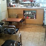 マルナカ - 昭和レトロな店内が、ええ雰囲気出してます