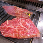 東苑 - 霜降り上ロースを広げると