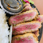 shokudo FUKU. - 見事な揚がり具合です♪
            赤身の柔らかな牛肉！
            牛カツの脇の薄いアルミホイルには牛カツ用の塩。その下に山葵も。塩と山葵で食べてもまた美味しい！