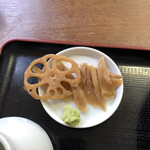 二八そば ひらい - 蓮根と牛蒡の箸休め。写真を撮る前に、蓮根を１枚食べてしまいました。