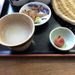Nihachi Soba Hirai - そば湯と梅干し。そばの茹で汁ではなく、そば粉を溶いているようで、香ばしさを感じます。