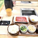 Mai Yakiniku Sutairu Shoutaian - カルビのすき焼き肉御膳