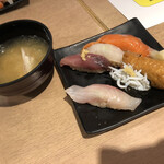 魚と酒 はなたれ 野毛本店 - 最初に提供されるあら汁と6貫