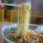 大三元 - みそラーメン（¥850税込み）麺は製麺所製の最高ランク品、泳がせています、ソフトな舌触りですが手揉み熟成麺特有の芯の強さがある