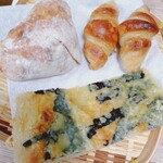 コートルミエール - 左上チャパタ、右上クロワッサン、手前海苔とチーズのピザパン