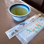 竹屋 - 最初に運ばれてきたお茶。女将さんはとてもフレンドリーな接客で好印象でした。