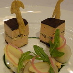 ラ・ベ - 前菜・・・フォアグラとセップ茸のテリーヌ　カカオ風味の赤ワインレデュクション　梨とセップコンネのサラダ