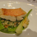 ラ・ベ - クリスピーニ焼き上げた金目鯛　フセイユのブリュノワーズ　アサリだし汁をきかせたサラダ菜のソース