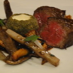 ラ・ベ - 彼女は、国産牛フィレ肉のロースト　エシャロットフェメ　森のキノコのフリカッセ　ガーリッククリーム　岡山牛蒡のプレゼ