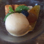 il luogo di TAKEUCHI - リコッタチーズのスフォルマートと、自家製バニラジェラート