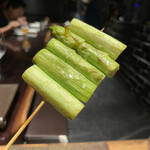 YAKITORI 燃 es - 一同驚愕のジューシーアスパラ！大抵水分飛んじゃうのですが最早芸術！