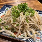 牛ホルモン串 吉村 - もやしナムル 380yen