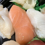 すしONE - つぶとサーモンですが、つぶは美味しいと相方が言っていました(*'-')b OK!