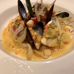 ガストロノミー ジョエル・ロブション - 新鮮な海の幸の現代的ブイヤベース（エスプーマソースをかける前）