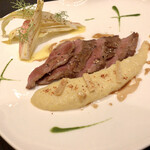 ガストロノミー ジョエル・ロブション - イベリコ豚＂プルマ＂を黒こしょうと共にキャラメリゼ　ポレンタとアンディーブのサラダ