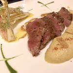 ガストロノミー ジョエル・ロブション - イベリコ豚＂プルマ＂を黒こしょうと共にキャラメリゼ　ポレンタとアンディーブのサラダ