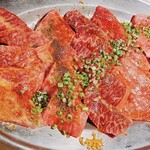 肉と日本酒 - たれ焼き
            谷中カルビ、松阪牛かるび山椒焼き、厚切りはらみ、常陸牛かめのこ、松阪牛うちばら