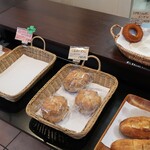 ベーカリー エナック - 陳列棚の様子③。