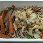 Kodaira Seimen - そば弁当の全景です。ちなみに天ぷらはかき揚げ、お蕎麦は普通盛ですよ。お値段は失念しました。お安いのは間違いありません。