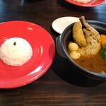 スープカレー 森のバター - チキンのスープカレー　うずらトッピング　ハーブ