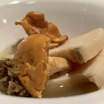 蒼 - 佐渡より黒泡 黒泡のブイヨンと
      自家製のバターでムニエルにした黒泡が厚く切られ食べ応えが実感できます！
      歯の入りは柔らかですが、噛むとしっかりとした身の充実さに圧倒され、拡がる旨味に笑みが溢れます。