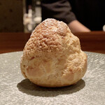 蒼 - シュークリーム
      いつもながらに皮のサックリさが秀逸、このシュークリームをいただくと蒼さんの宴も終演です。