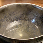 蒼 - 愛媛 藤本さんより神経締め鱧のコンソメ
      鱧は1kgを超える大きな魚体を一匹丸々。
      調味料を一切加えないのにこの甘みと味わい深さ、香りも良くコンソメをいただくと、ようやく蒼さんに来たのだと実感できます。