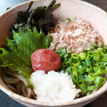 手打ち蕎麦 ふかさわ - 品質の良い梅干に加え、大葉の清涼感がポイント。大根おろし・鰹節・海苔・刻み青ねぎが脇を固める