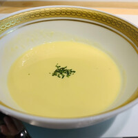 洋食 つばき - ② スープ：ゴールドラッシュの冷製ポタージュ