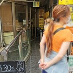 SPICY CURRY 魯珈 - 店外観　7番目に接続　頼むからもう少し前に行って欲しい/ᐠ｡ꞈ｡ᐟ\　雨に濡れるん　ちょい前に行くと屋根あり