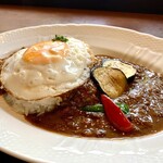 星乃珈琲店 - 夏野菜カレー（いつものビーフカレー）とキーマの合いがけ　どちらも甘いおうちカレーでした。