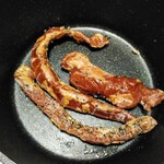 メッツゲライ テラ - ハラミスモーク、フライパンで温め
