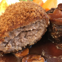 レストラン香味屋 - メンチカツの断面、肉汁が完全に閉じ込められてる感じのアッサリ断面