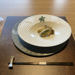 メインダイニング 六つ喜 - 蝦夷鮑の麦酒天ぷら トリュフ塩　アボカド　南京