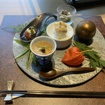 メインダイニング 六つ喜 - 蛸湯洗い　オクラ　根茎　胡瓜酢 鮎と独活　根セロリの煮びたし 甘海老豆乳寄せ　雲丹　山葵 フルーツトマト含め煮　白酢　バジル　オリーブ 鯖棒寿司　山椒