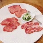 Yakiniku Akami Nikugatou San San Hachi Kyuugo - タン盛り合わせ
                        特上タン塩、上タン塩、タンスジ