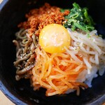 뜨거운 돌 구이 비빔밥