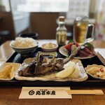 丸冨水産 - 【2021年8月23日】『焼魚＋刺身定食』1000円(税込)。