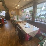 イタリア食堂 テラマーテル - 席と席の間にパーテーション、アクリル板の設置