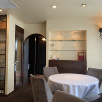 コンヴィヴィアリテ - 落ち着いた大人の空間。4席だけの贅沢なフレンチレストランです。