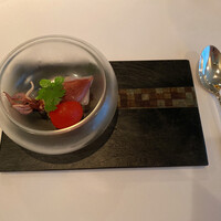 コンヴィヴィアリテ - 冷たい前菜。富山産のホタルイカ。薄いエンドウのピューレが初夏らしい。