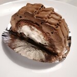 菓子工房 おおはら - ショコラメゾン　¥270　内側のクリームはピーナッツとアーモンド入り　外側のクリームはちょっと硬め