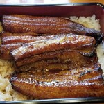 うな藤 - うなぎ(中)
      関西風の表面のさくっとした感じも、うなぎのふわっと、とろっとした感じもなく残念。