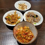 Kishu Hinabe - サービスの鶏肉の糟辣椒煮込みとシェフお任せ貴州の前菜三種盛りハーフ