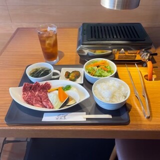 自慢の品々をリーズナブルに楽しむ！お得なランチタイムもぜひ♪